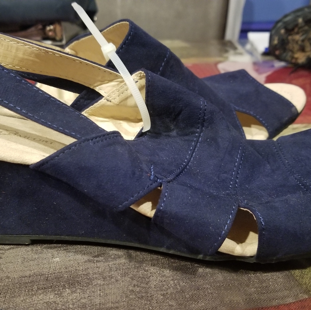 Woman's I Comfort blue suefe shoes size 11